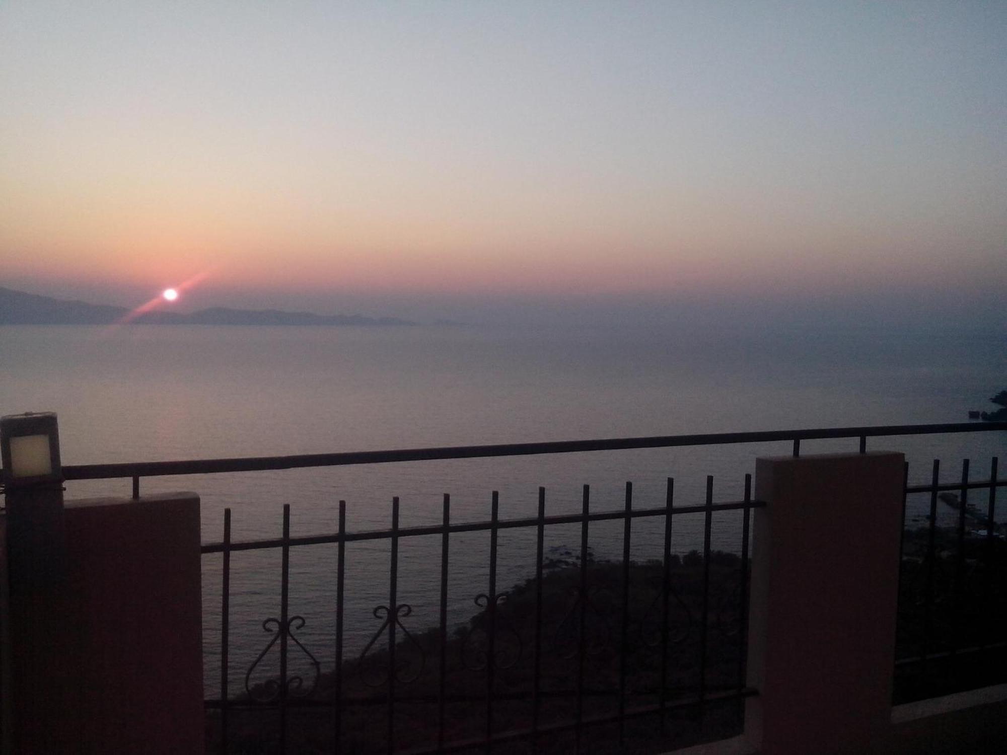 Seaview Studio In Beautiful Setting West From Chania Ravdhoukha Exterior photo