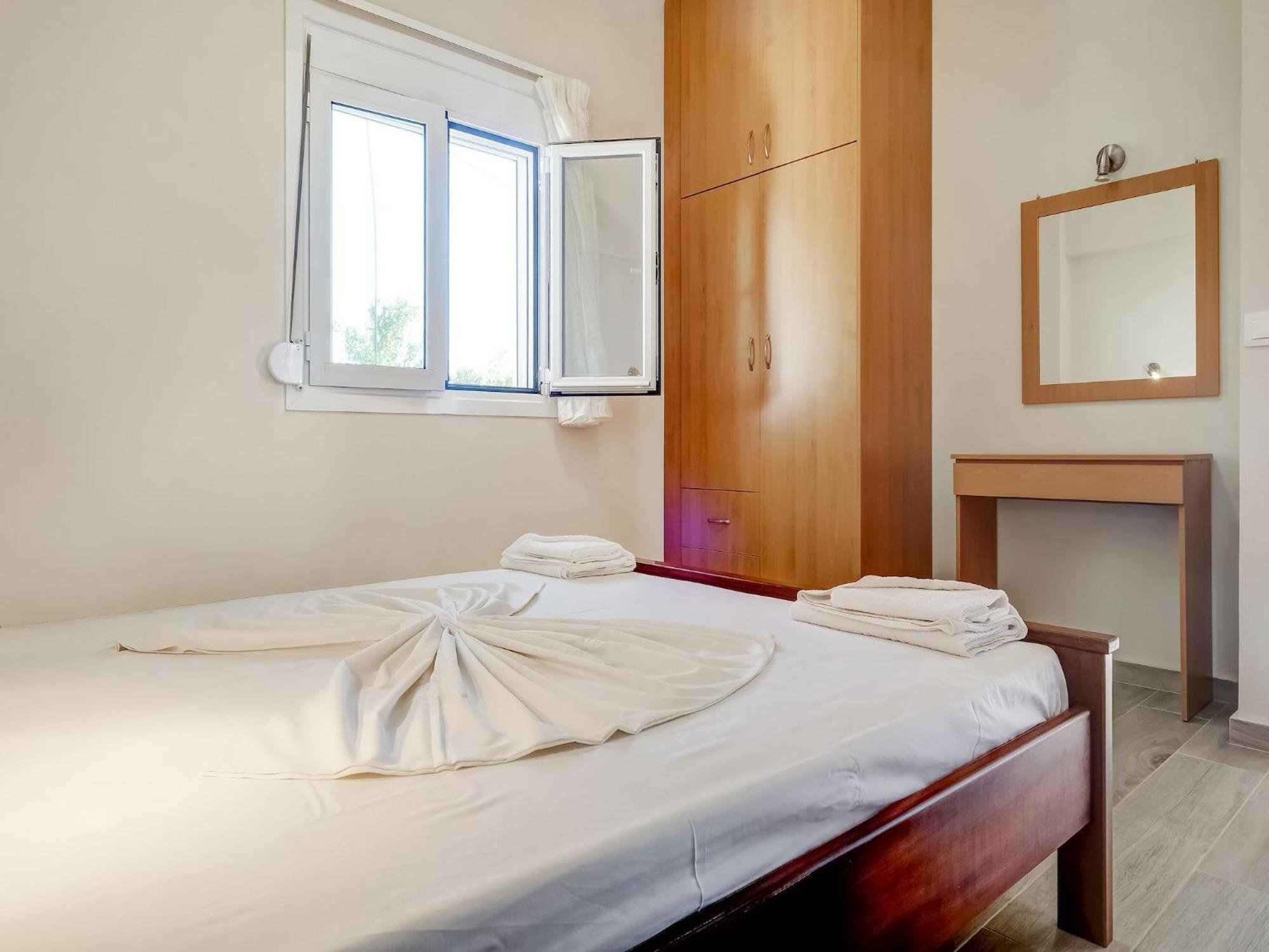 Seaview Studio In Beautiful Setting West From Chania Ravdhoukha Exterior photo